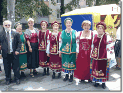 Frauen der Partnerstadt Wyschgorod in ukrainischer Tracht
