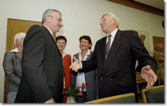 SPD-Kandidat Dr. Michael Gumtau (rechts) gratulierte dem wiedergewählten Ersten Bürgermeister Hubert Jung (Foto: G.Reger)